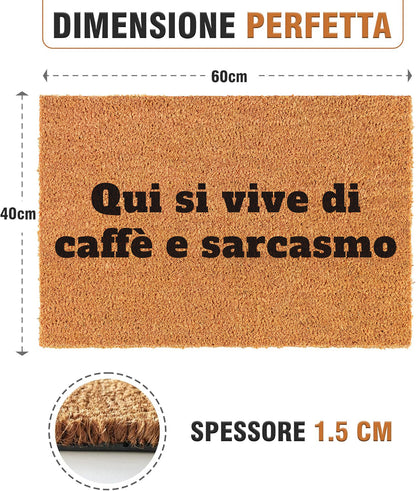 Zerbino Divertente - Qui si vive di caffè e sarcasmo 40x60cm