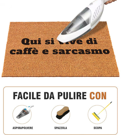 Zerbino Divertente - Qui si vive di caffè e sarcasmo 40x60cm